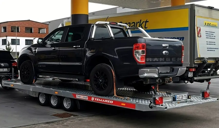 Schwarzer Ford Ranger Pickup auf dem Anhänger an der Tankstelle