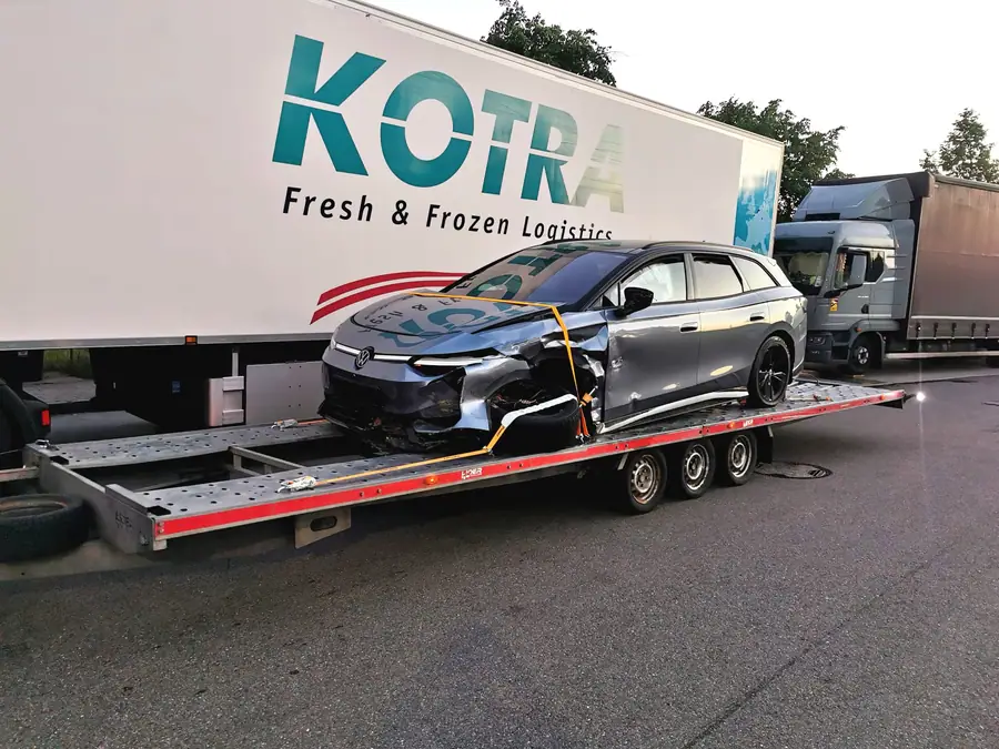 Unfallfahrzeug mit Seitenschaden neben einem Sattelzug verladen